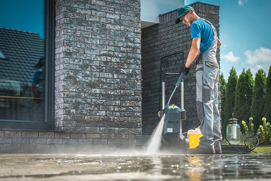 contractor pressure washing a house driveway tallahassee fl