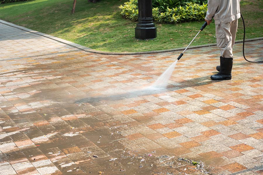 man washing a driveway quincy fl